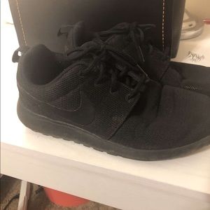 Black Nike tennis shoes